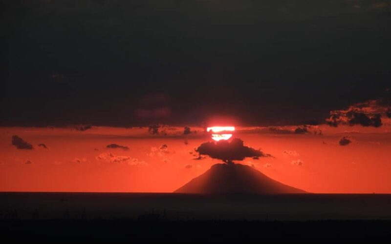 calabria tramonto stromboli unesco