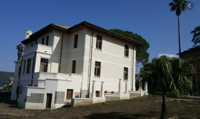 Villa costruita da Vincenzo De Leo nel 1922, si trova nel borgo Pellegrina di Bagnara Calabra