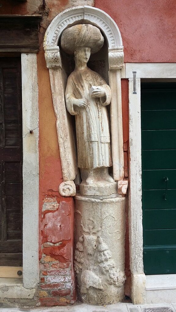 Statua raffigurante uno dei fratelli che fecero costruire il palazzo del cammello a venezia