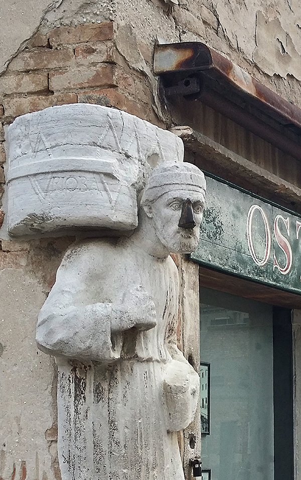 Dettaglio del naso portafortuna trafugato a una delle statue del palazzo del cammello a venezia
