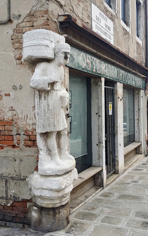 Statua raffigurante uno dei fratelli che fecero costruire il palazzo del cammello a venezia