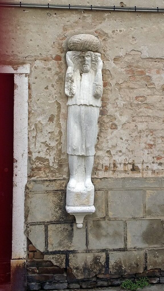 Statua raffigurante uno dei fratelli che fecero costruire il palazzo del cammello a venezia