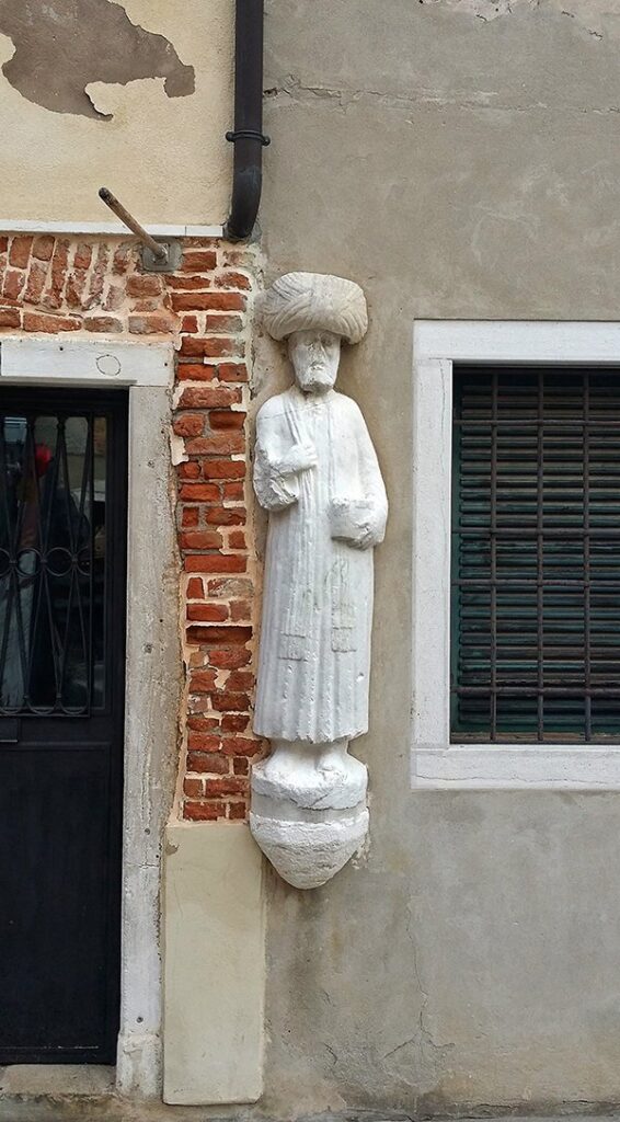 Statua raffigurante uno dei fratelli che fecero costruire il palazzo del cammello a venezia