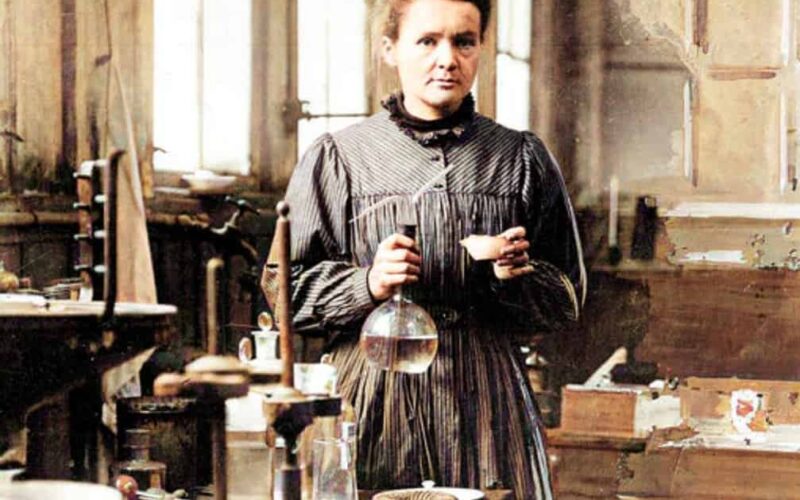 marie curie presso il laboratorio dove conduceva esperimenti sulla radioattività