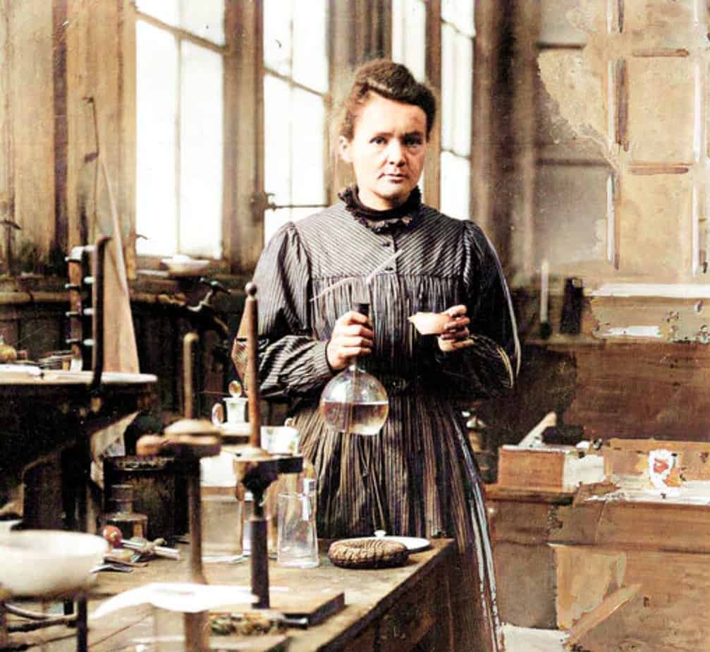 marie curie presso il laboratorio dove conduceva esperimenti sulla radioattività