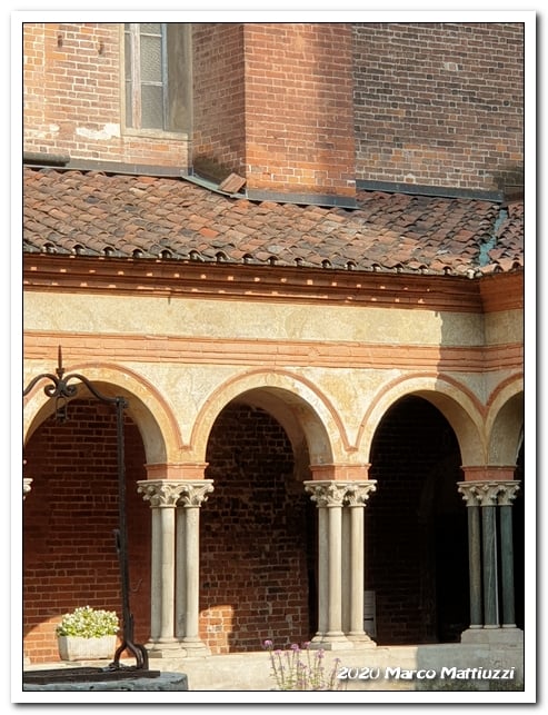 dettaglio del cortile dell'abbazia di sant'andrea di vercelli