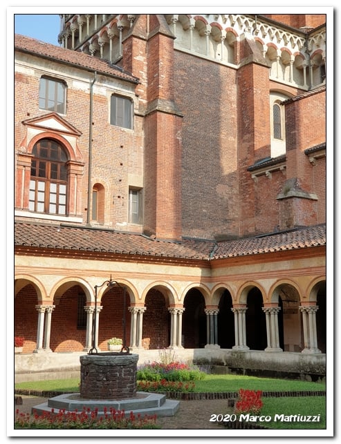 il cortile dell'abbazia di sant'andrea di vercelli.