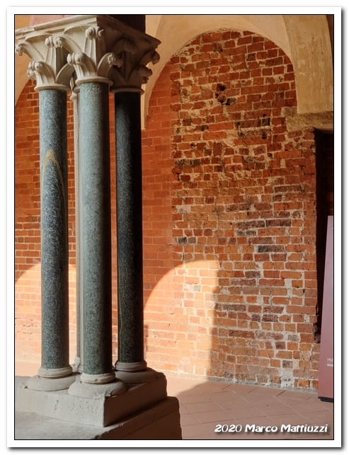 dettaglio, dall'interno, dell'abbazia di sant'andrea di vercelli.