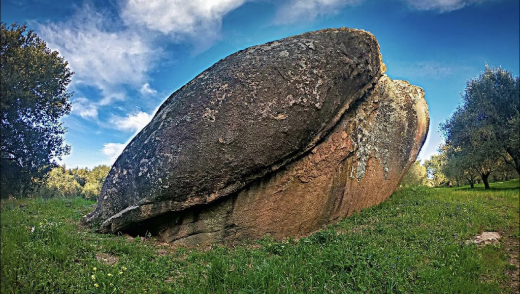 La ‘Pietra di Liso’, secondo le leggende locali sarebbe un antico asteroide caduto in Calabria, a Serrata