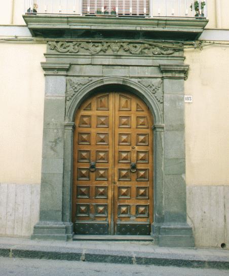 un portale in pietra verde di delianuova